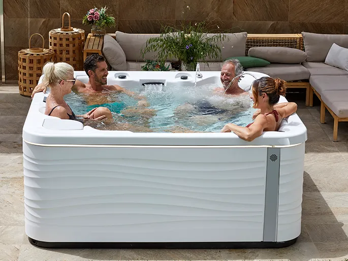 4 personas en spa modelo essece con mueble aurora de la marca aquavia spa